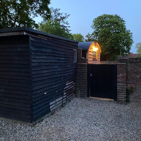 Готель Gatwick Hideaway Hut Charlwood Екстер'єр фото