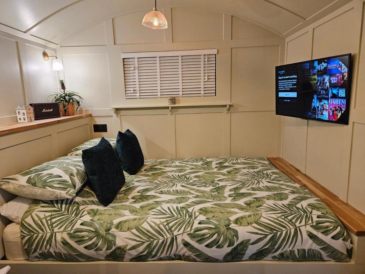 Готель Gatwick Hideaway Hut Charlwood Екстер'єр фото
