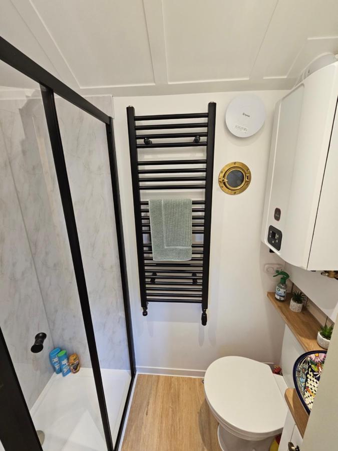 Готель Gatwick Hideaway Hut Charlwood Екстер'єр фото