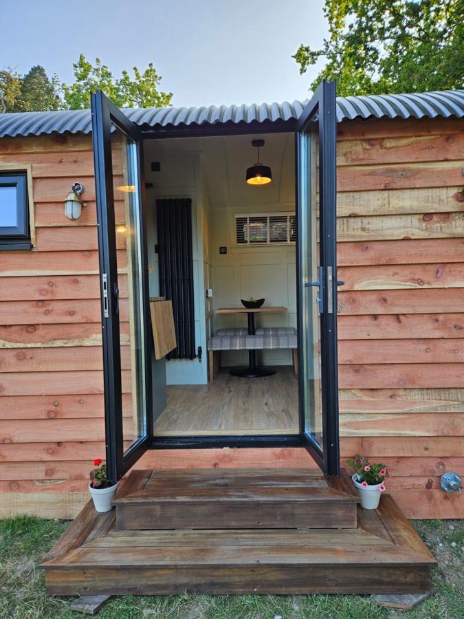 Готель Gatwick Hideaway Hut Charlwood Екстер'єр фото