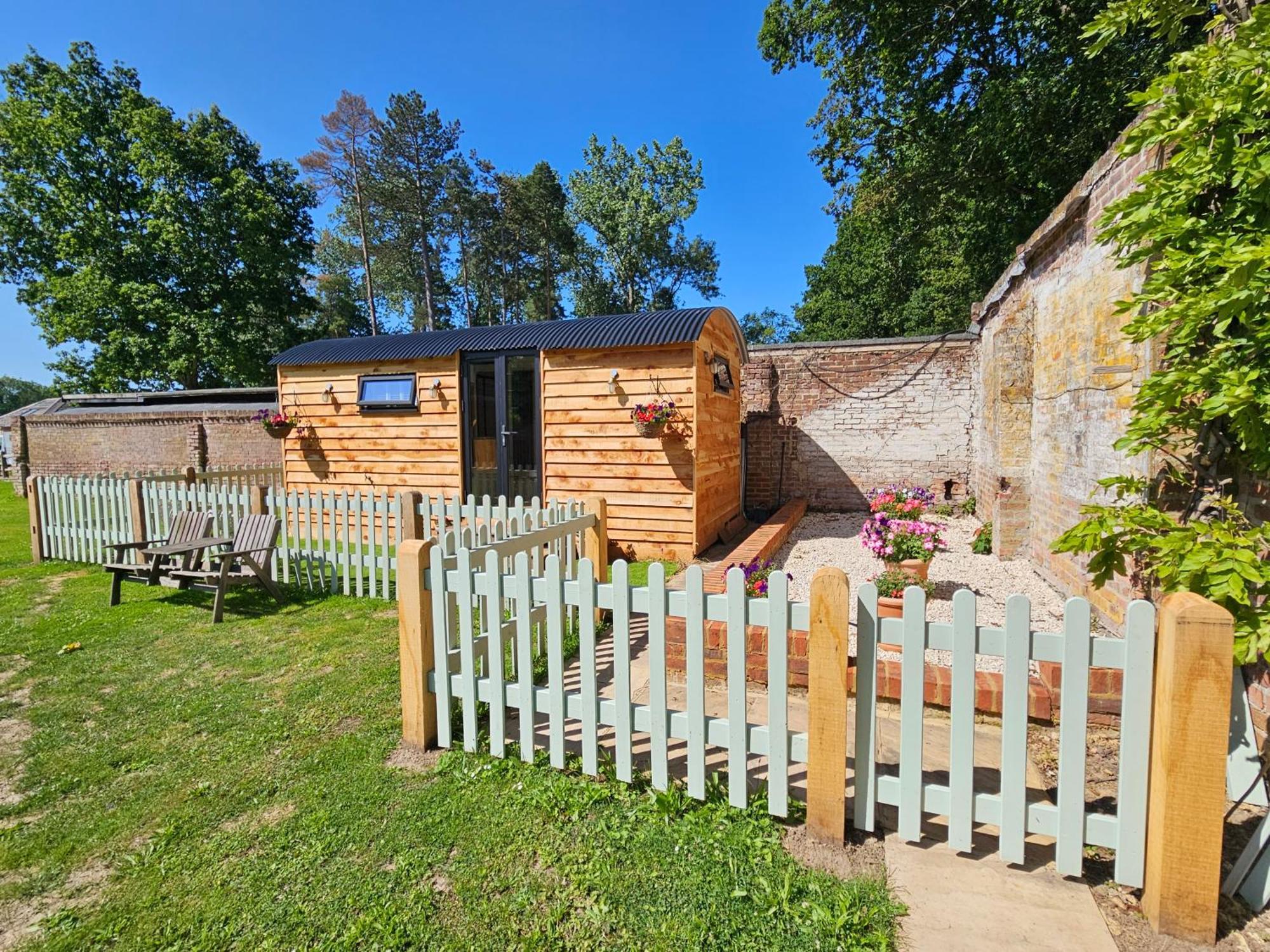 Готель Gatwick Hideaway Hut Charlwood Екстер'єр фото