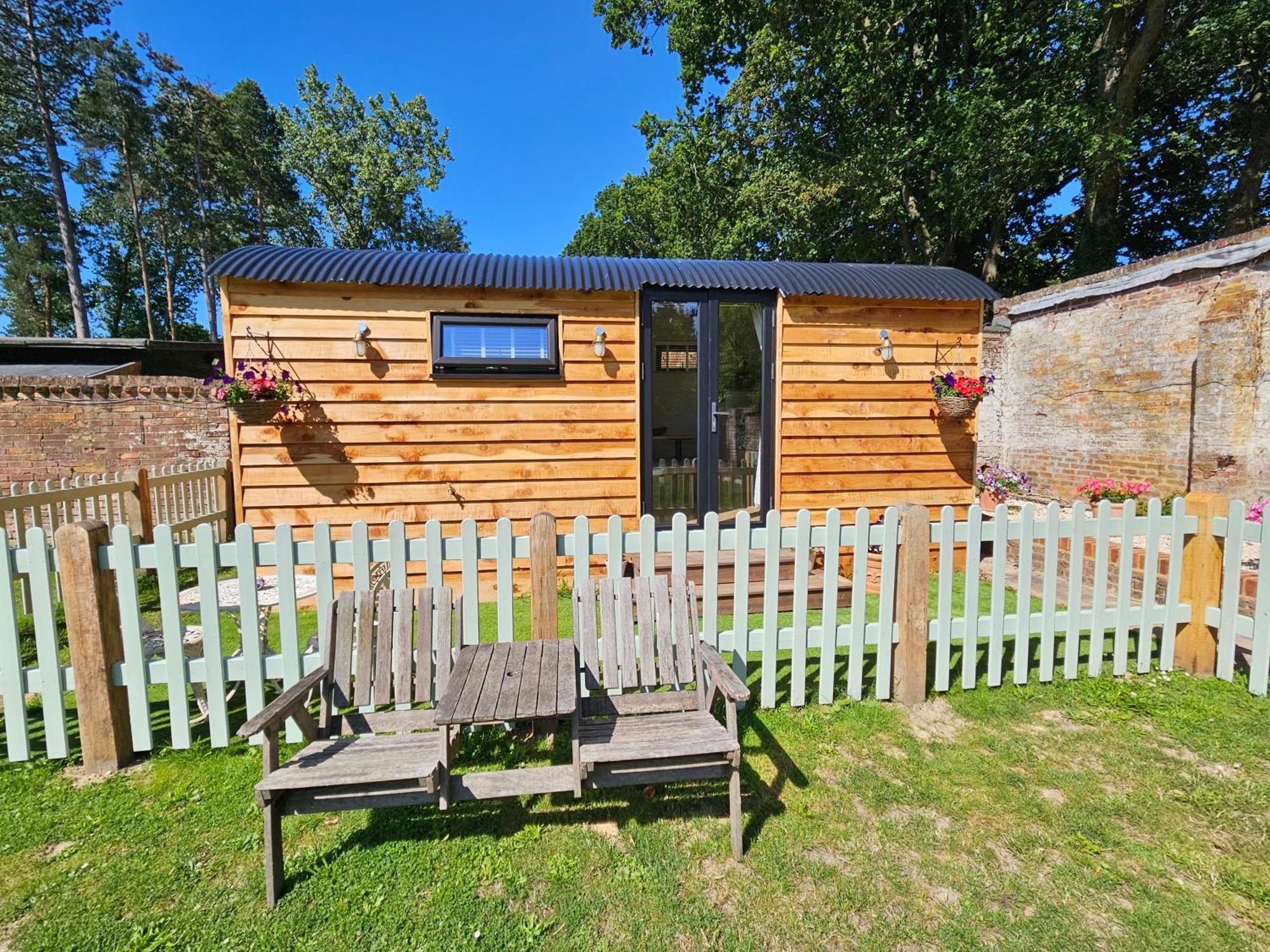 Готель Gatwick Hideaway Hut Charlwood Екстер'єр фото